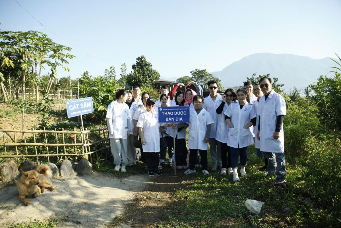 SINH VIÊN K16 NGÀNH Y HỌC CỔ TRUYỀN THAM QUAN – HỌC TẬP TẠI VƯỜN DƯỢC LIỆU LÀO CAI 2 586927771 883202280890287 1694138899443171811 n
