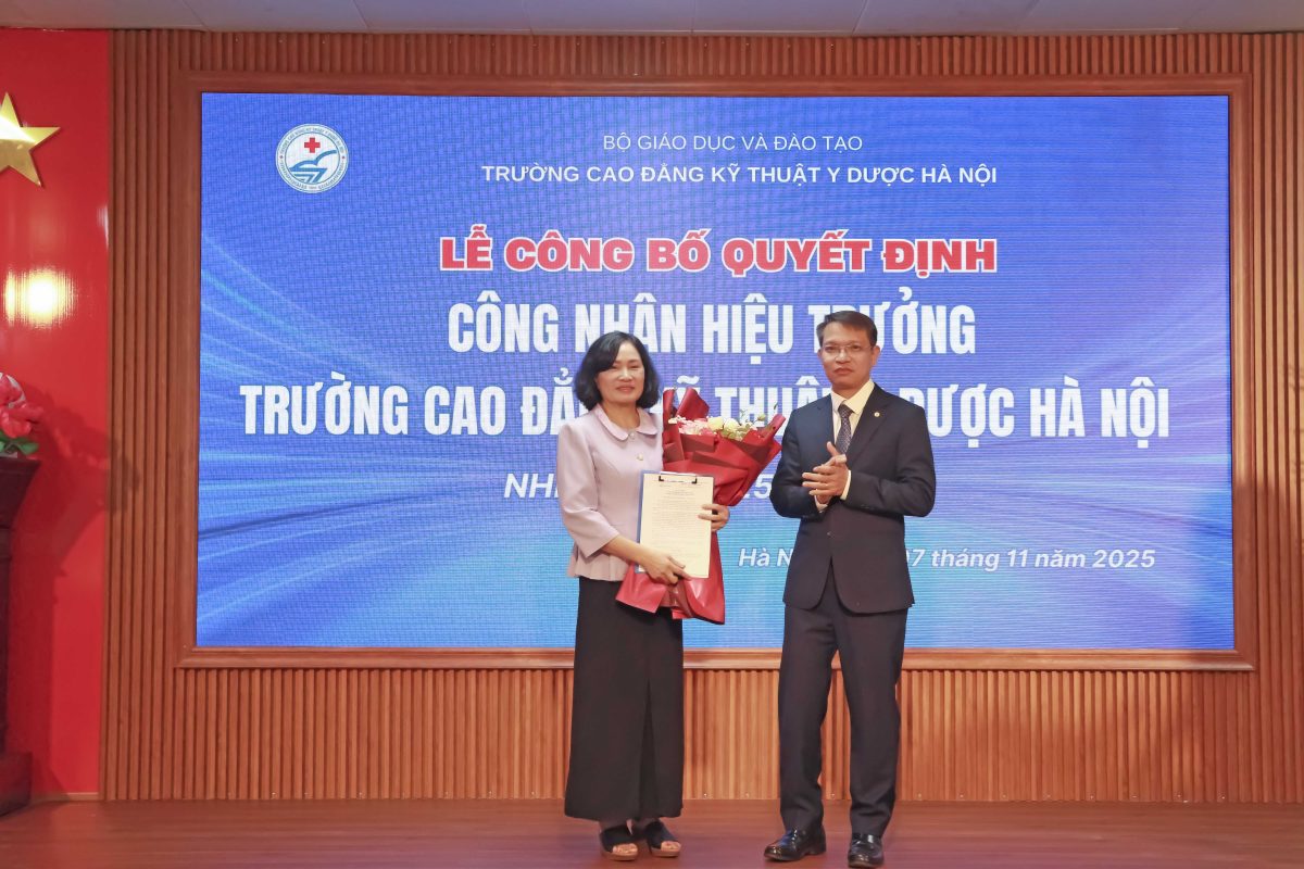 Trường CĐ Kỹ thuật Y dược Hà Nội tổ chức Lễ công bố Quyết định bổ nhiệm Hiệu trưởng nhiệm kỳ 2025 - 2030 1 IMG 0742