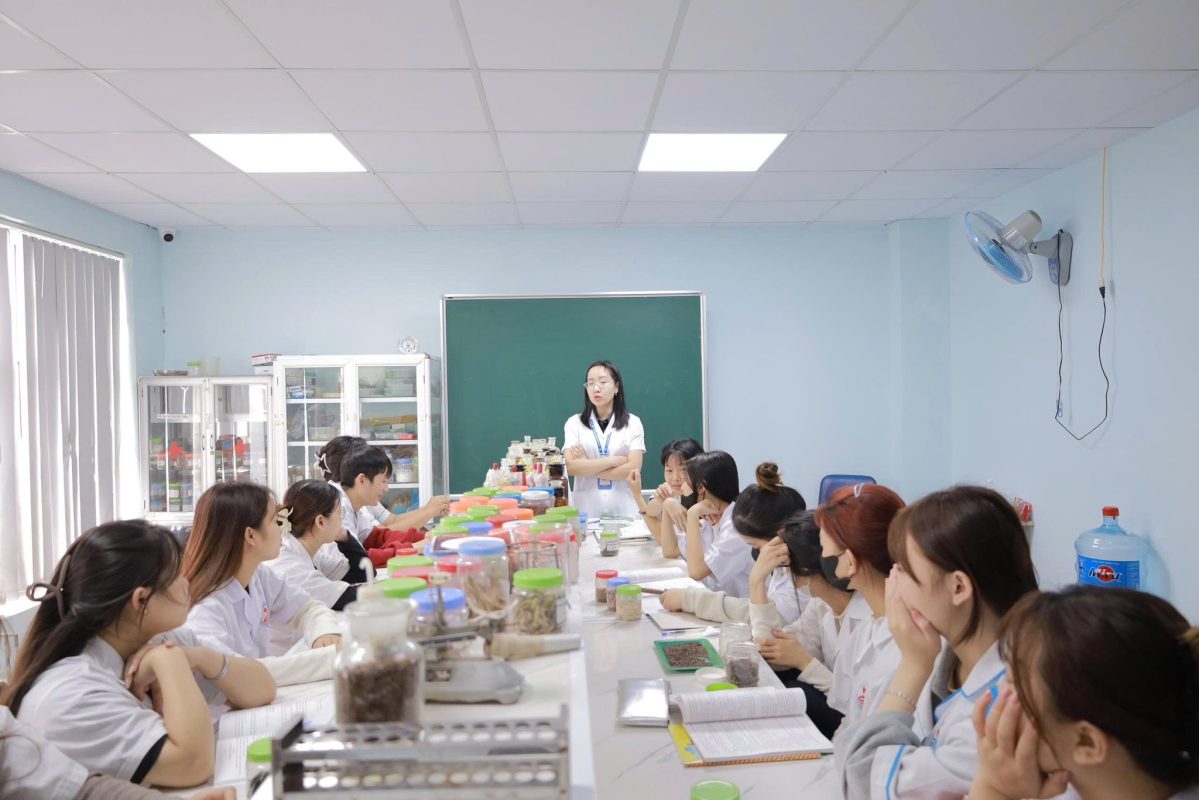 Chạm vào tinh hoa Y học cổ truyền - cùng sinh viên ngành Dược MPT 1 593537219 889785360231979 900001523268457422 n