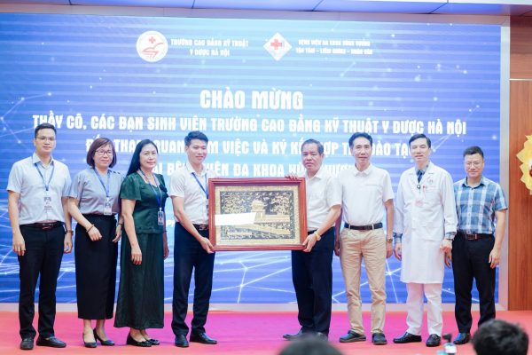 Đại diện nhà trường tặng quà lưu niệm Bệnh viện Đa khoa Hùng Vương