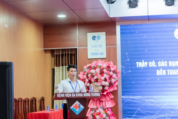 Thầy Hoàng Thế Phong – Phó Hiệu trưởng phát biểu