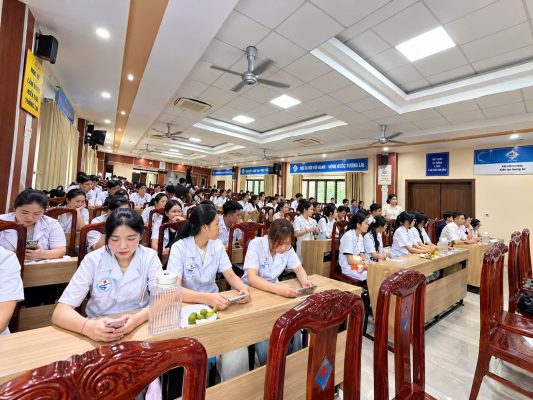 Sinh viên tham dự buổi lễ