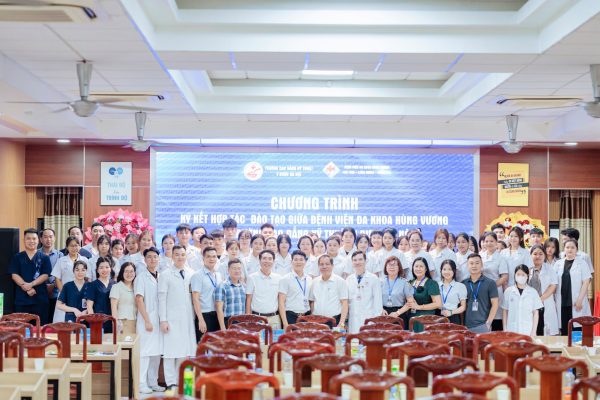Đại diện 2 đơn vị và các bạn sinh viên chụp ảnh lưu niệm