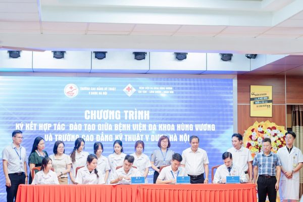 Đại diện Nhà trường và Bệnh viện cùng ký kết cá thỏa thuận hợp tác trong công tác Đào tạo ngành Y - Dược